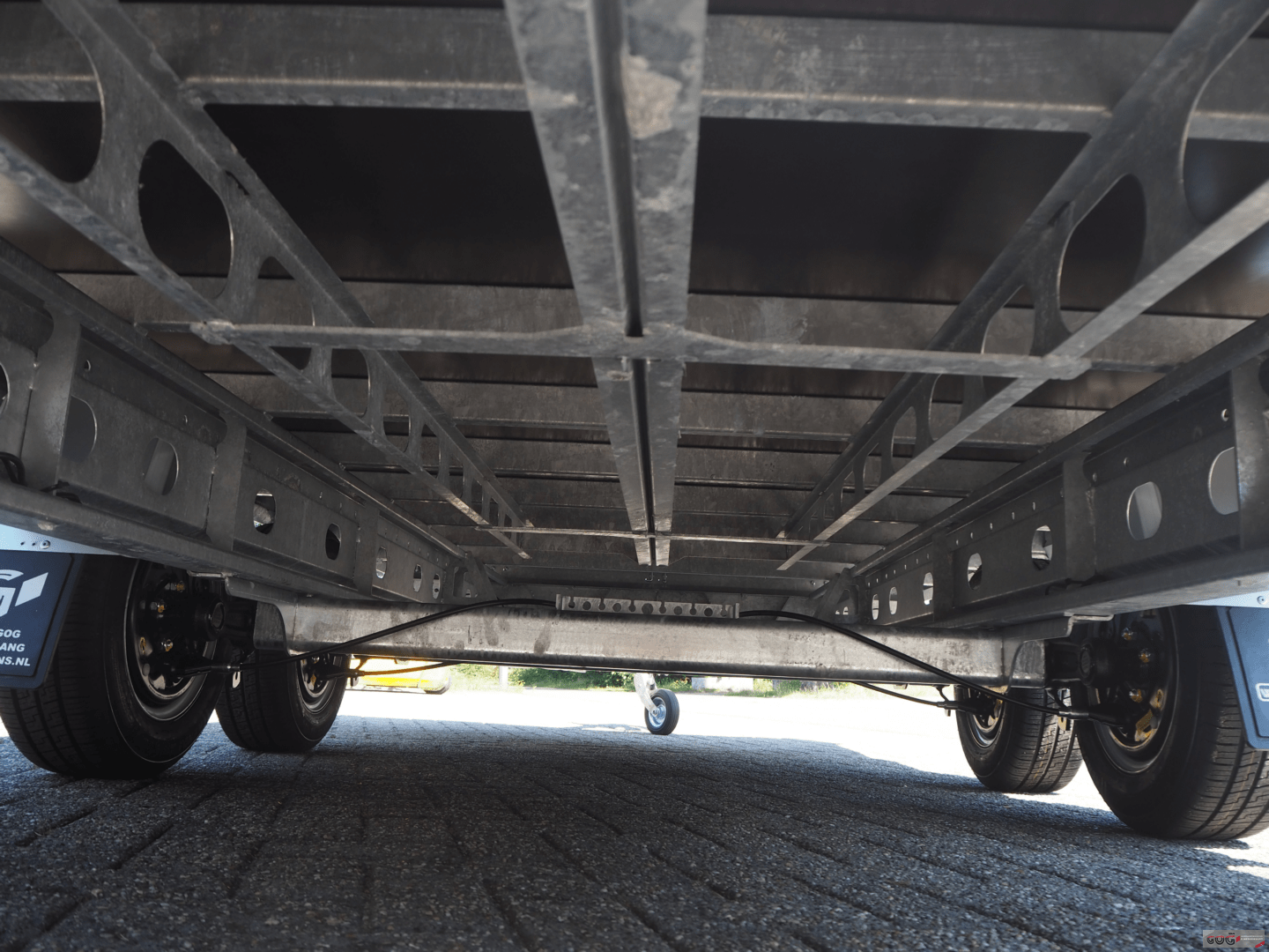 Henra plateauwagen 401x202 2700kg met oprijplaatsledes €3065 voorraadnummer 8 (4)