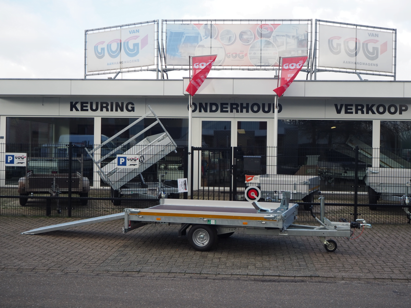B-keuze eduard plateauwagen 256x150 1350kg 56cm oprijplaten motorsteun € 2110 voorraadnummer 75 (1)