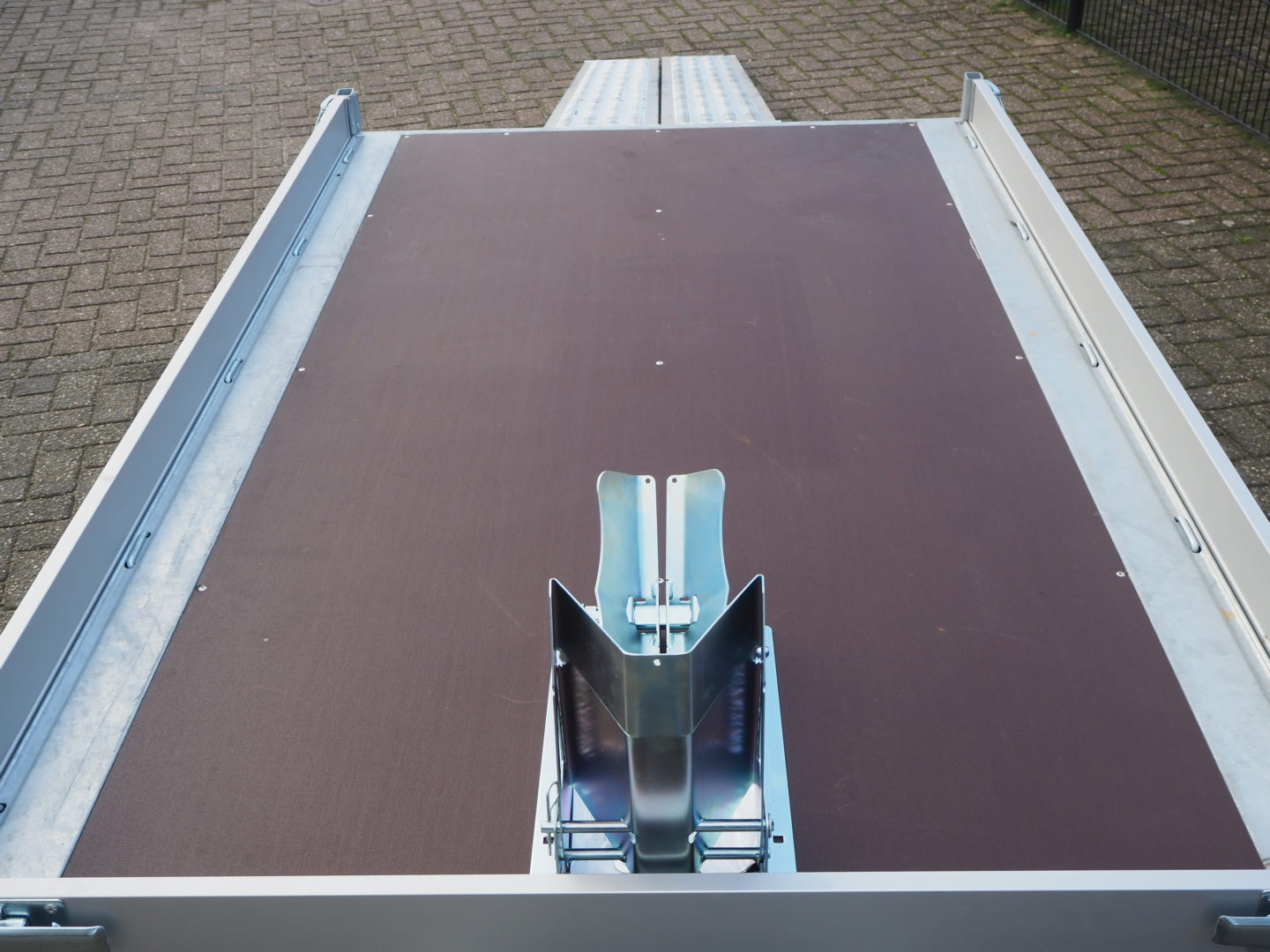 B-keuze eduard plateauwagen 256x150 1350kg 56cm oprijplaten motorsteun € 2110 voorraadnummer 75 (3)