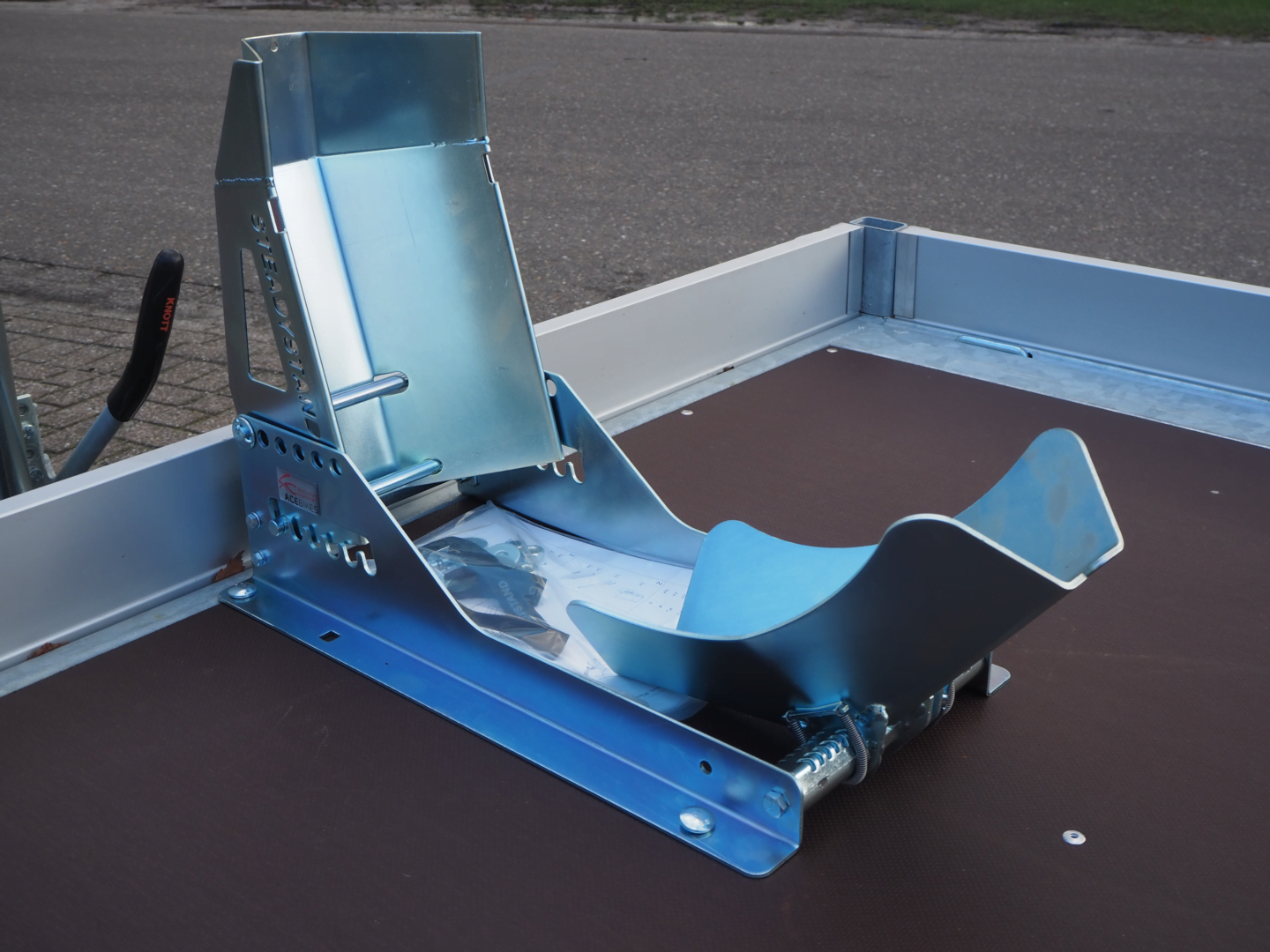 B-keuze eduard plateauwagen 256x150 1350kg 56cm oprijplaten motorsteun € 2110 voorraadnummer 75 (4)