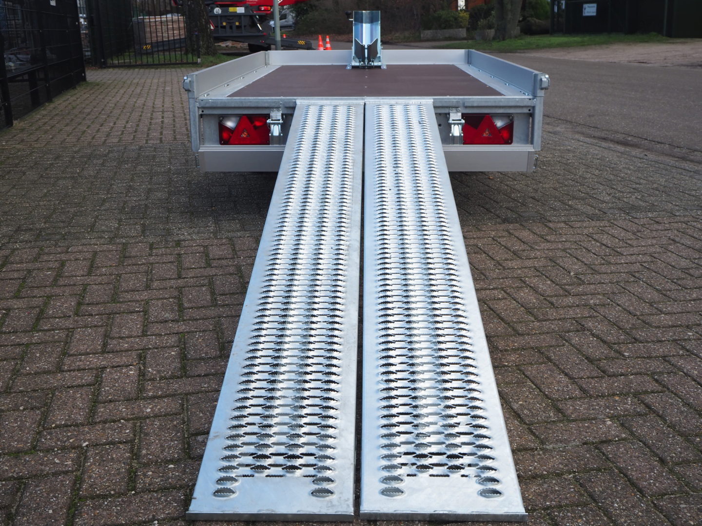 B-keuze eduard plateauwagen 256x150 1350kg 56cm oprijplaten motorsteun € 2110 voorraadnummer 75 (6)