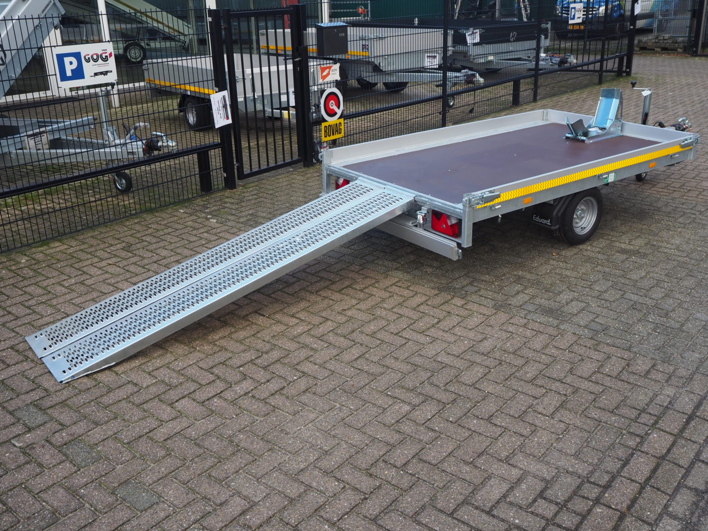 B-keuze eduard plateauwagen 256x150 1350kg 56cm oprijplaten motorsteun € 2110 voorraadnummer 75 (7)