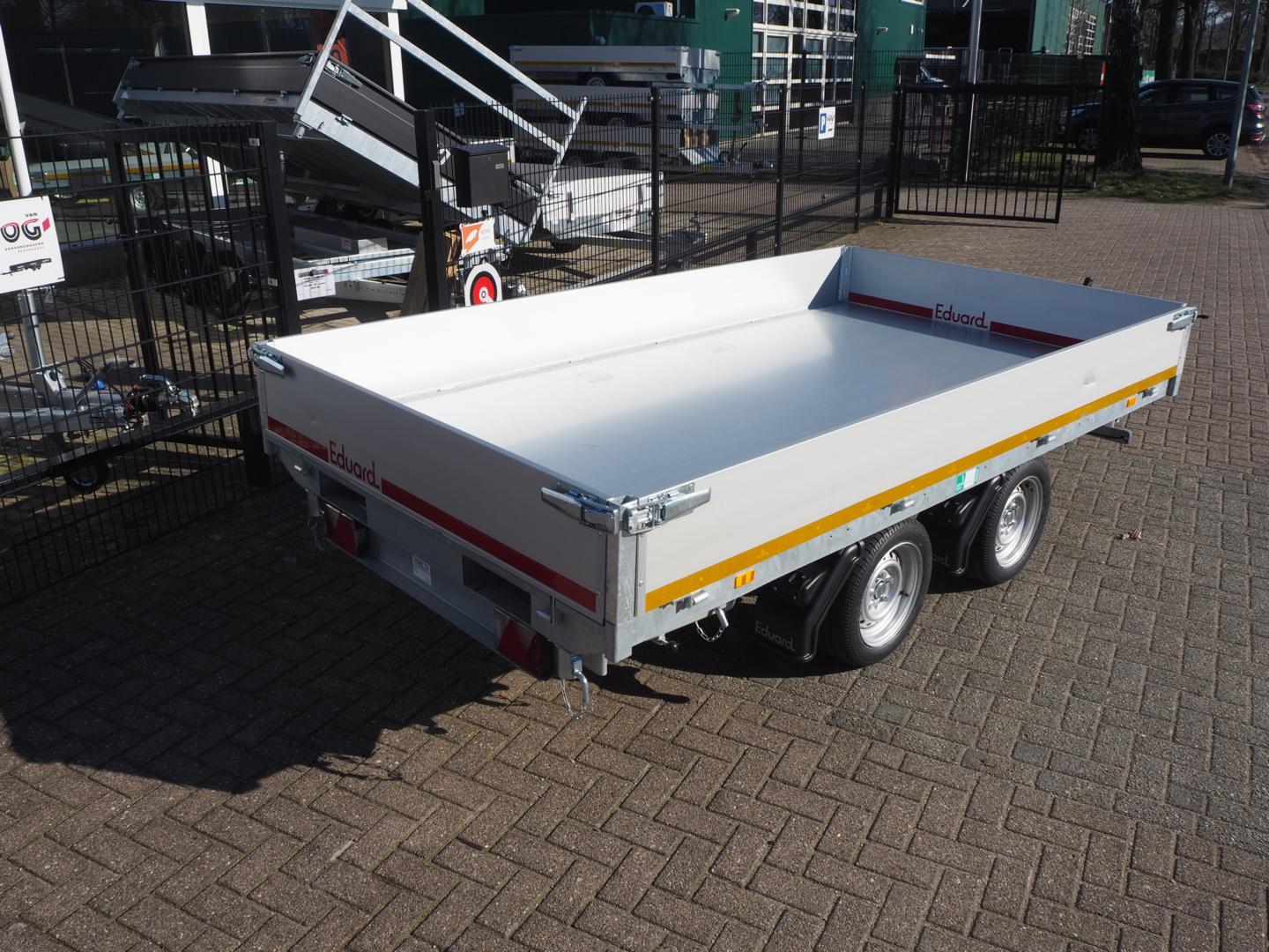 B-keuze Eduard 3-zijdige kipper 330x180 sledes (zonder oprijplaten) handpomp €4400 (6)
